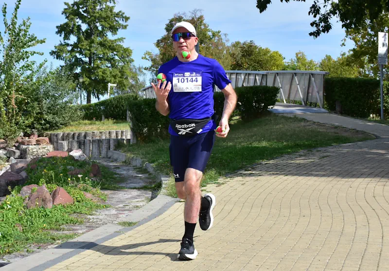 Futás közbeni zsonglőrködés a dm Balaton Run 2026-os 10,5 km-es távján.